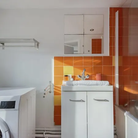 Atypical Apartment, Vieux *